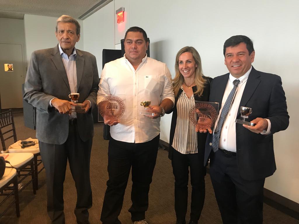 Carlos Arturo López Guarnizo, de Ascafe, primer lugar;  Eliecer Torres, representando a la Cooperativa Norte de Nariño, tercer lugar y Mauricio Rivera de Coocentral, segundo lugar.